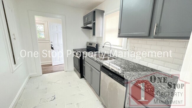 Building Photo - Charming 3 Bed, 1.5 Bath Home with Charact...