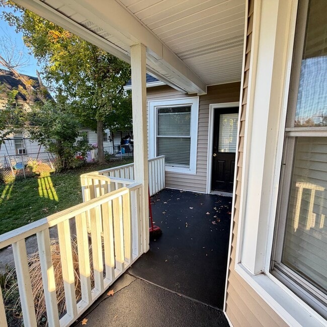 Building Photo - Large 3 bedroom home with a den!