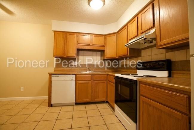 Foto del edificio - 421 Barnhardt Cir