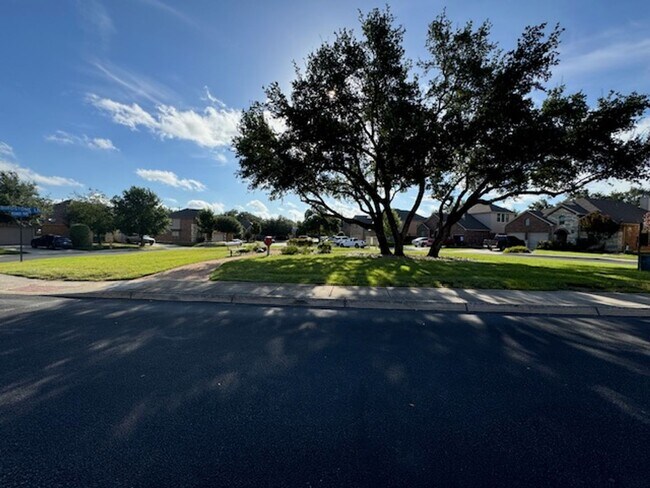 Foto del edificio - Beautiful 4 bedroom 3 bath- 3 Car Garage