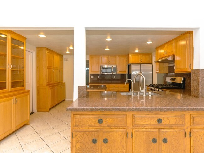 Building Photo - Spacious 3 Bedroom / 2 Bath Home in Claire...