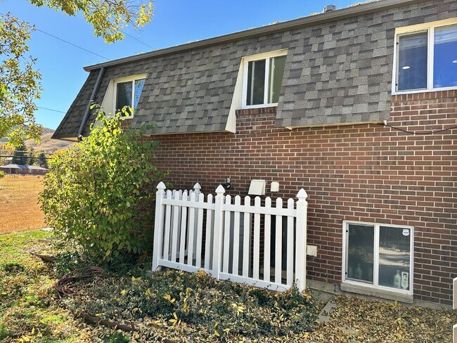 Foto del edificio - "Charming 3-Bedroom Condo with Hardwood Floors & 2 Full Baths in Golden, CO!"