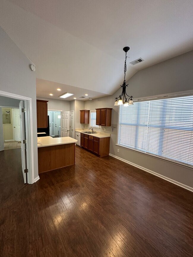 Building Photo - 1/2 OFF FIRST FULL MONTH'S RENT! 3 BR/ 2 B...