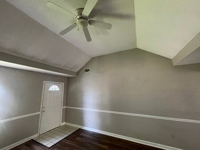 Foto del edificio - FIRST MONTHS RENT FREE!