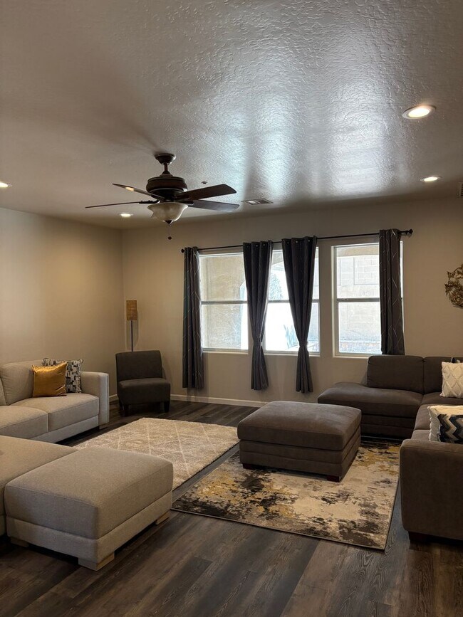 Foto del edificio - Furnished, 1-Year Long-Term Rental