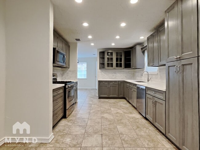 Building Photo - 4635 Deer Point Dr