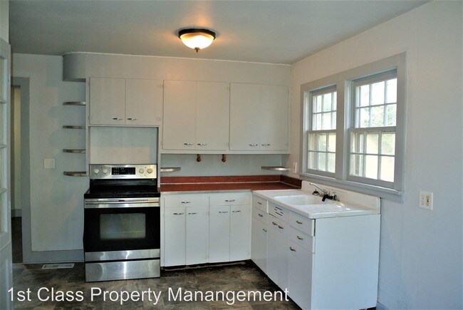 Building Photo - 3 br, 1 bath House - 222 N C st