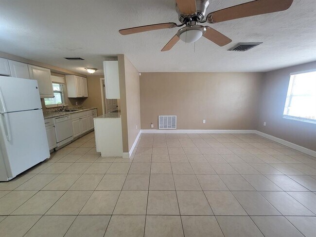 Foto del edificio - 7526 Topay Ln
