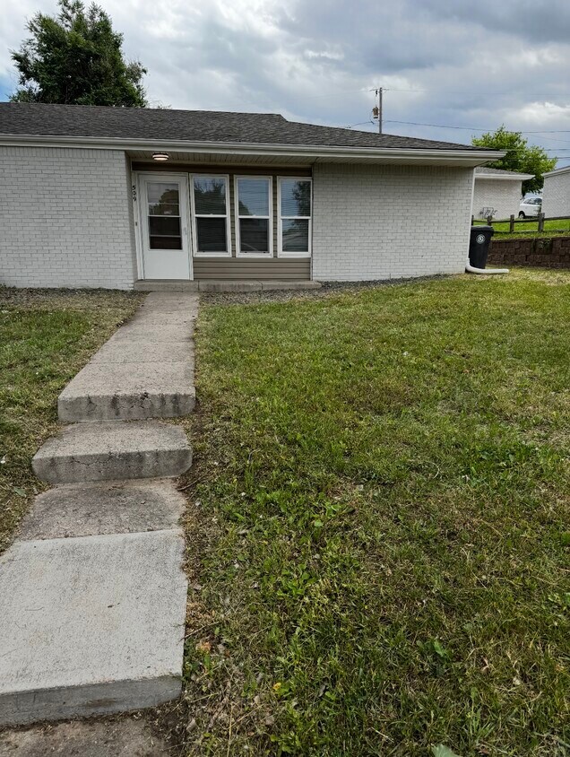 Primary Photo - 509 W 6th St