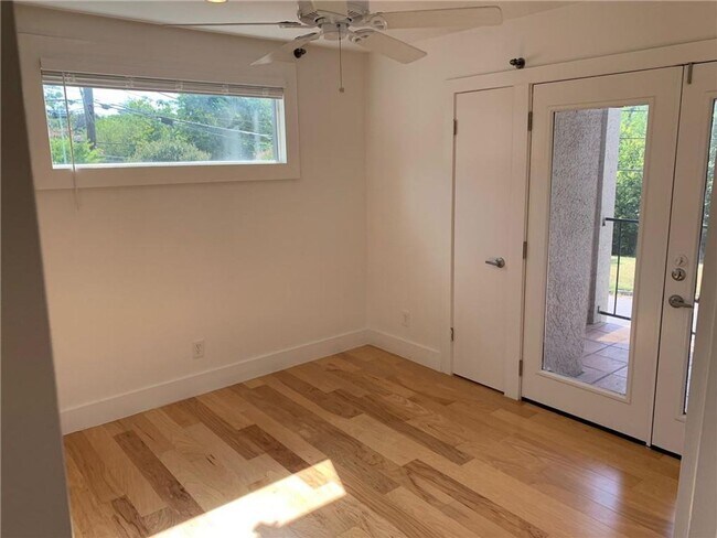 Building Photo - Fabulous downtown Austin Condo