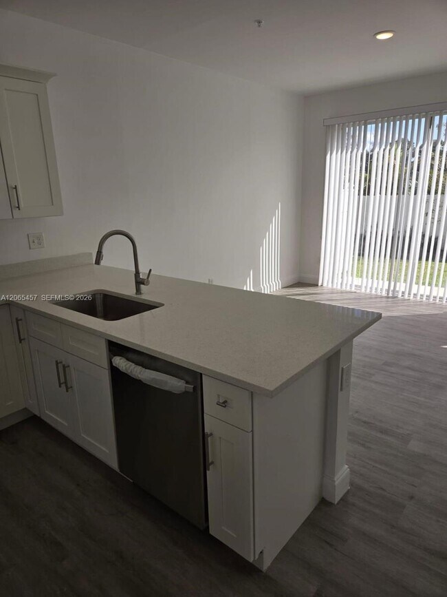 Foto del edificio - 4215 Gulfstream Rd