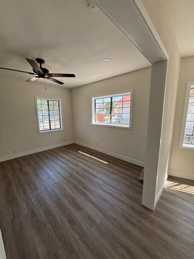 Foto del edificio - 1028 E 10th St