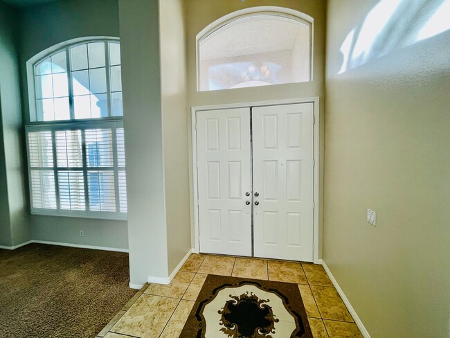 Foto del edificio - COMING SOON: Hardwood floors, freshly pain...