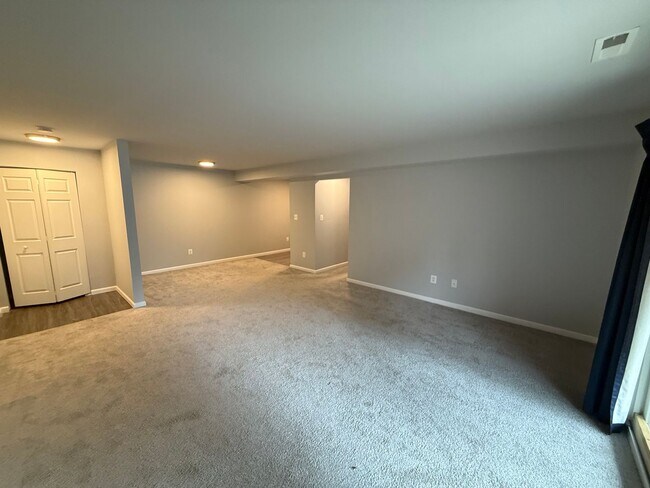 Building Photo - Renovated Condo in Quiet Community on 1st ...