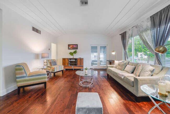 Foto del edificio - 749 NE 82nd St