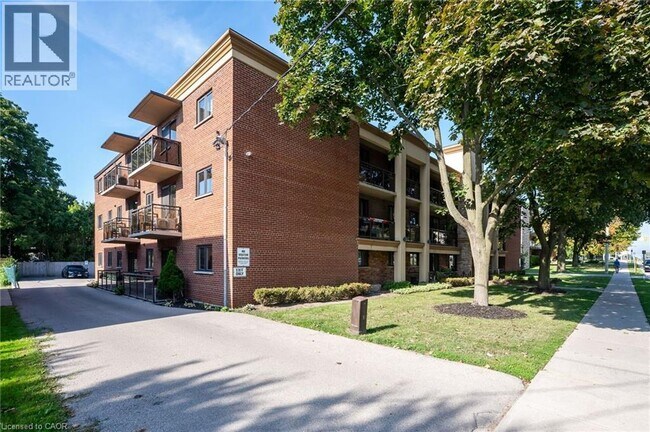 Photo du bâtiment - 1212 Fennell Ave E