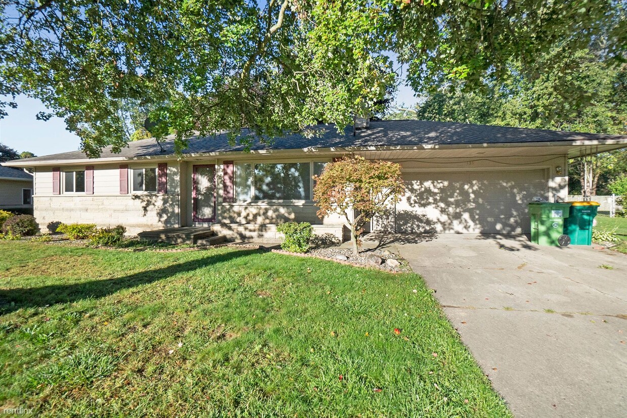 Primary Photo - 3 br, 2.5 bath House - 139 Fairway Dr