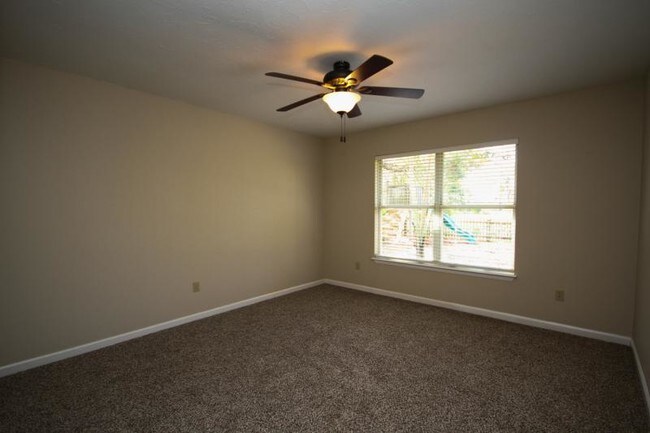 Building Photo - 1813 Holly Flower Ln