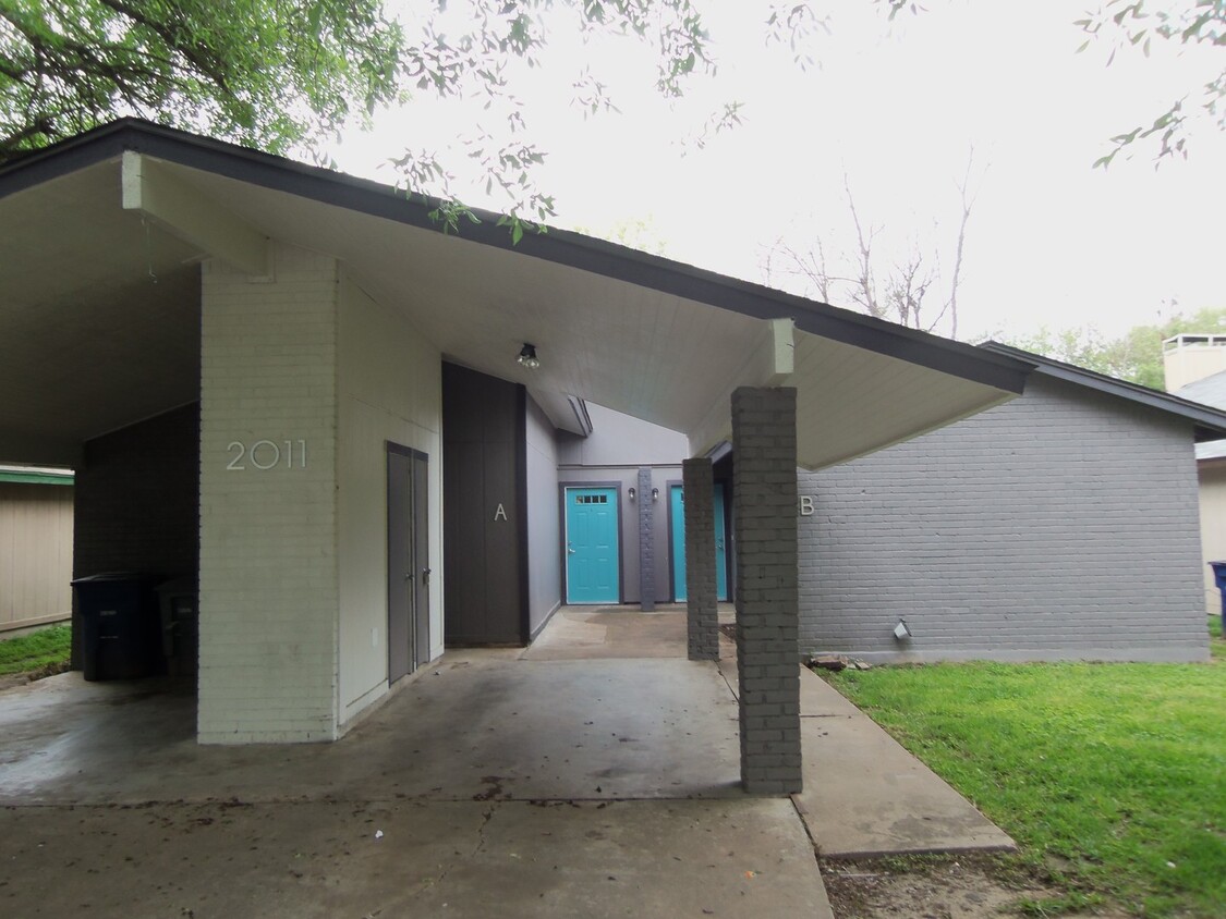 Primary Photo - Cute duplex close to downtown!!