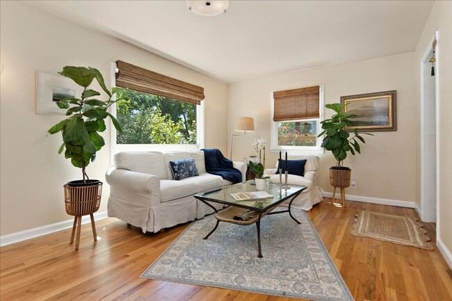 Building Photo - 2 Bedroom Cottage in the North End with to...