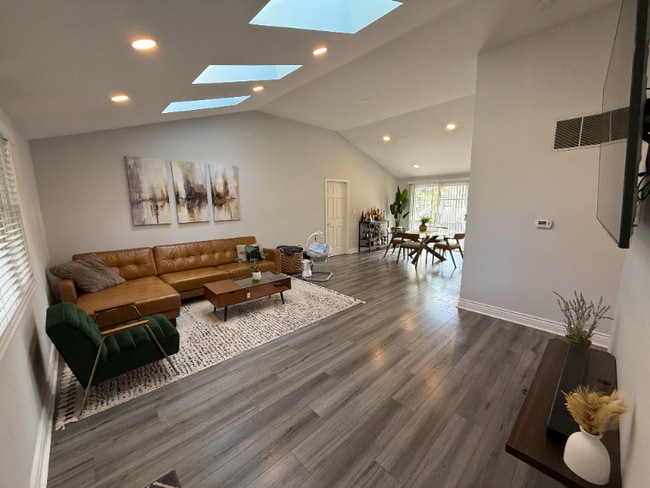 Foto del edificio - 10231 Hawthorne Dr