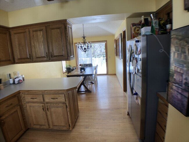 Building Photo - 4 Bed/2 Bath Split Level In Eden Prairie