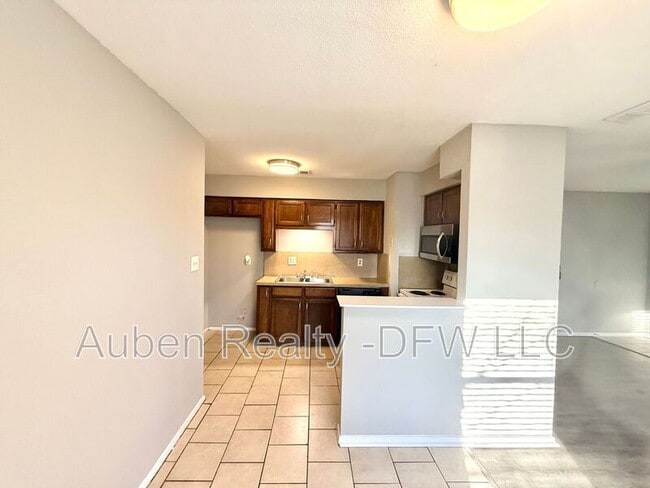 Building Photo - 118 Maple St