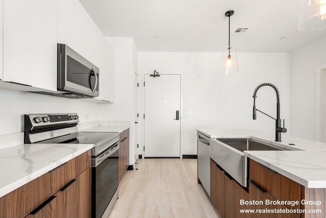 Building Photo - 600 E Broadway