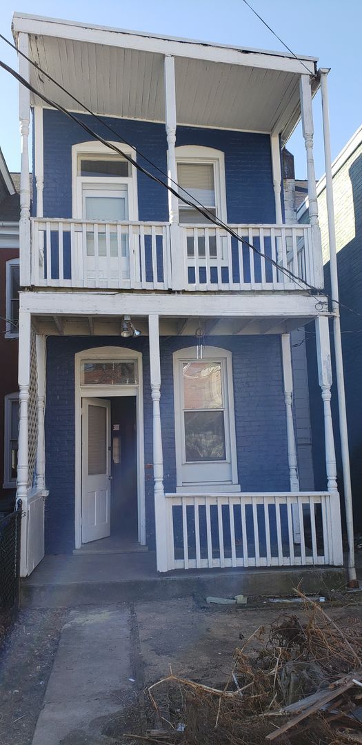 Foto del edificio - 4 bedroom, 1 bath, half double