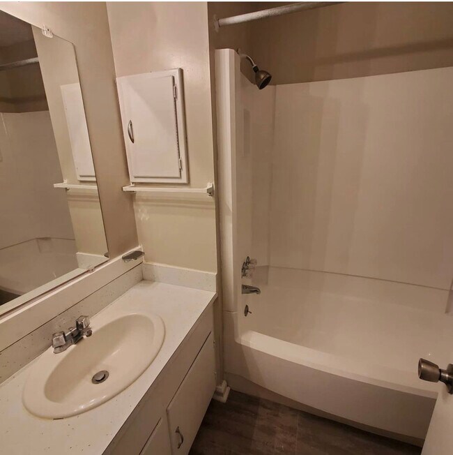 Building Photo - 1109 Par Three Dr S