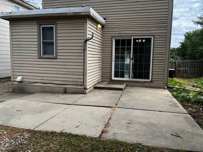 Building Photo - 3 Bed/1.5 Bath House For Rent with 2 Car Garage!