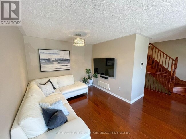 Building Photo - 877 Willingdon Crescent