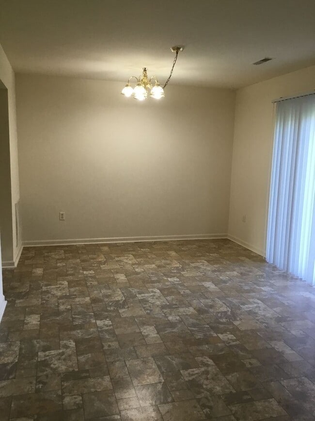 Building Photo - 3 br, 2.5 bath House - 204 ELMSHIRE DRIVE