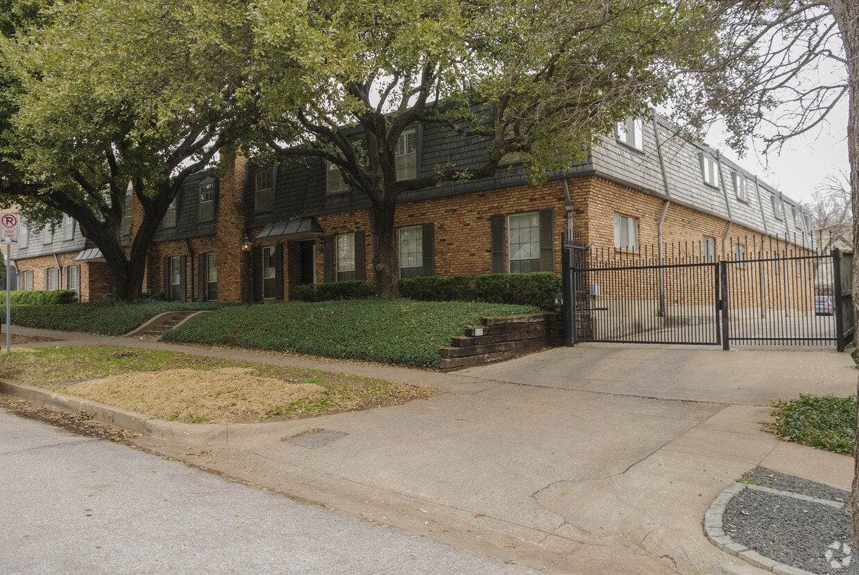 Building Photo - 4040 Travis St