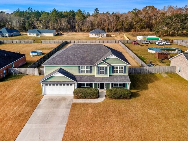 Building Photo - Spacious 4 Bedroom House With 3 Full Baths...