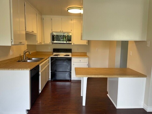 Foto del edificio - Ground-Floor Living in a Desirable 55+ Thousand Oaks Community