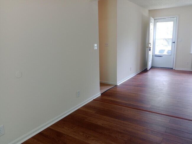 Building Photo - 2504 Glenn Dr