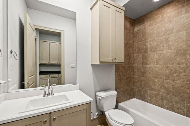 Foto del edificio - 1405 Lake Pointe Pkwy