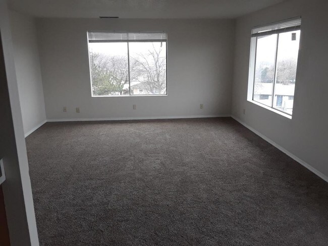 Building Photo - 2209 SW Nye, Apt B
