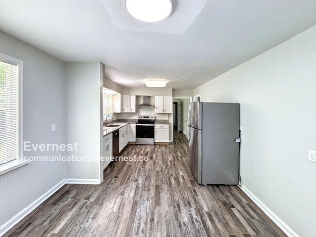 Foto del edificio - Charming 4-Bedroom Home with Comfort and O...