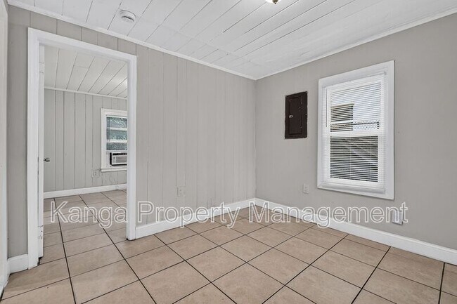 Building Photo - 887 7th St