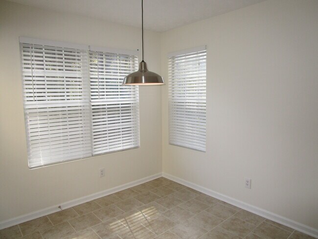 Foto del edificio - 3701 Crescent Hill Lane NW