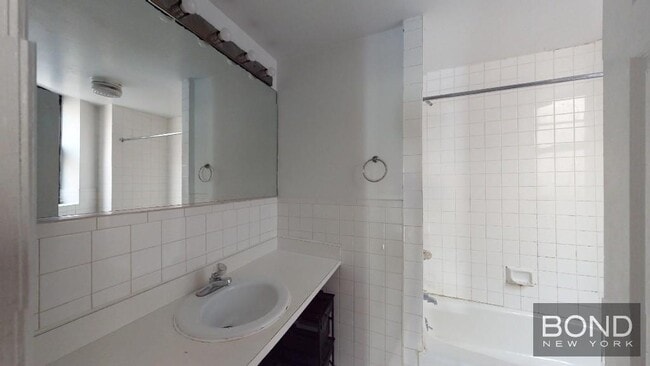 Building Photo - 322 E 89th St