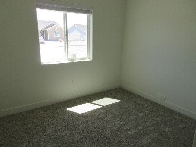 Foto del edificio - 3 bed, 2 Bath, Twin Home - Newer Construction