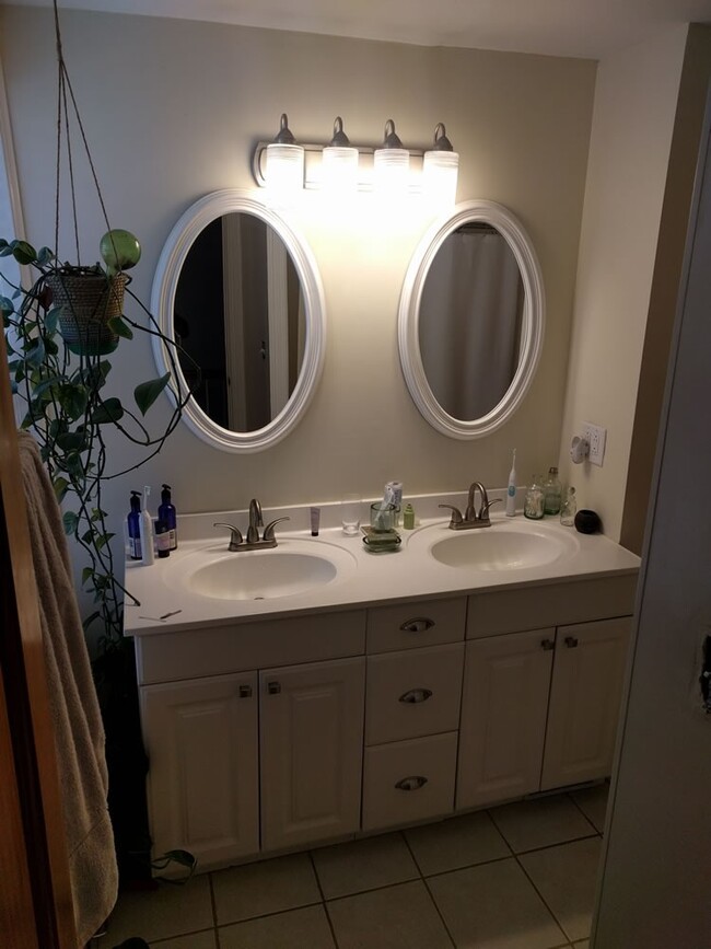 Building Photo - Updated 2BR w/ HW Floors, A/C, W/D, Yard