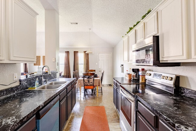 Building Photo - 8116 Shoshoni Dr