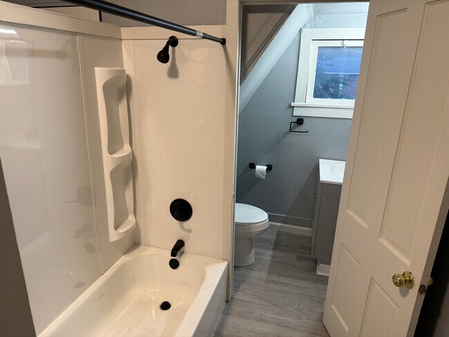 Foto del edificio - 2521 Stoney Ridge Rd