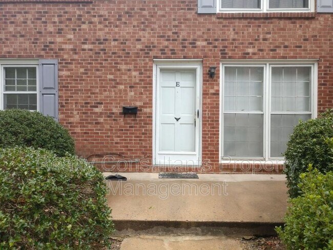 Foto del edificio - 1003 Robinhood Rd