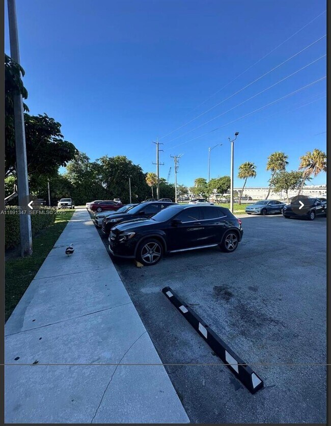 Foto del edificio - 15600 NW 7th Ave