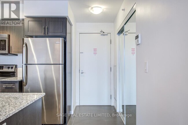 Photo du bâtiment - 800-1800 Lawrence Ave W